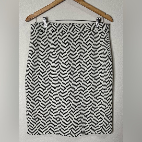 Banana Republic Zigzag Stretch Pencil Skirt Black and White Geometric Size 8 - Picture 1 of 7